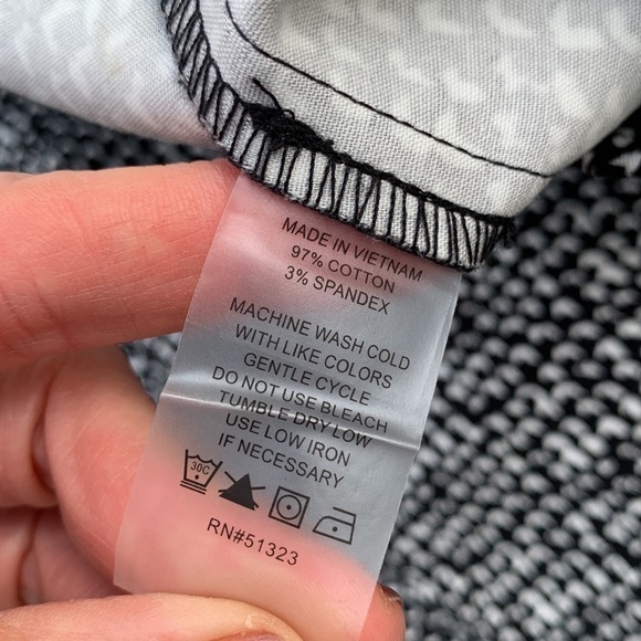 VINCE Camuto Rich Black/White Print Pull-On Ankle Pants - Picture 16 of 16